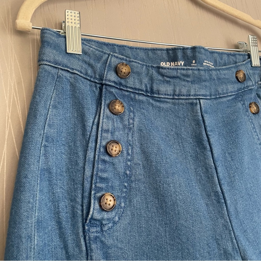 Old Navy Denim Button-Accent Wide Leg Jeans - Picture 6 of 10